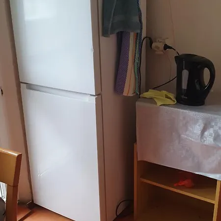 Maxwel Twin Room, Forest 5 Minutes, Playgrounds, Athletic Stadium, Free Tennis Court 15 Minutes,, Free Tennis Coaching Available Privatunterkunft Pressburg