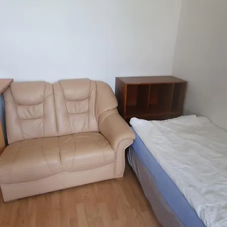 Maxwel Twin Room, Forest 5 Minutes, Playgrounds, Athletic Stadium, Free Tennis Court 15 Minutes,, Free Tennis Coaching Available Privatunterkunft Pressburg